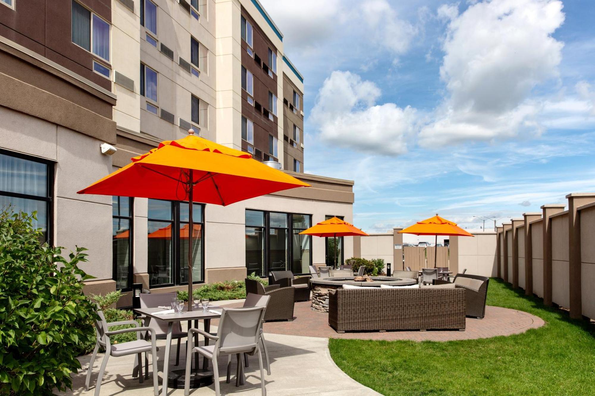 Courtyard By Marriott Edmonton West Hotel Exterior photo