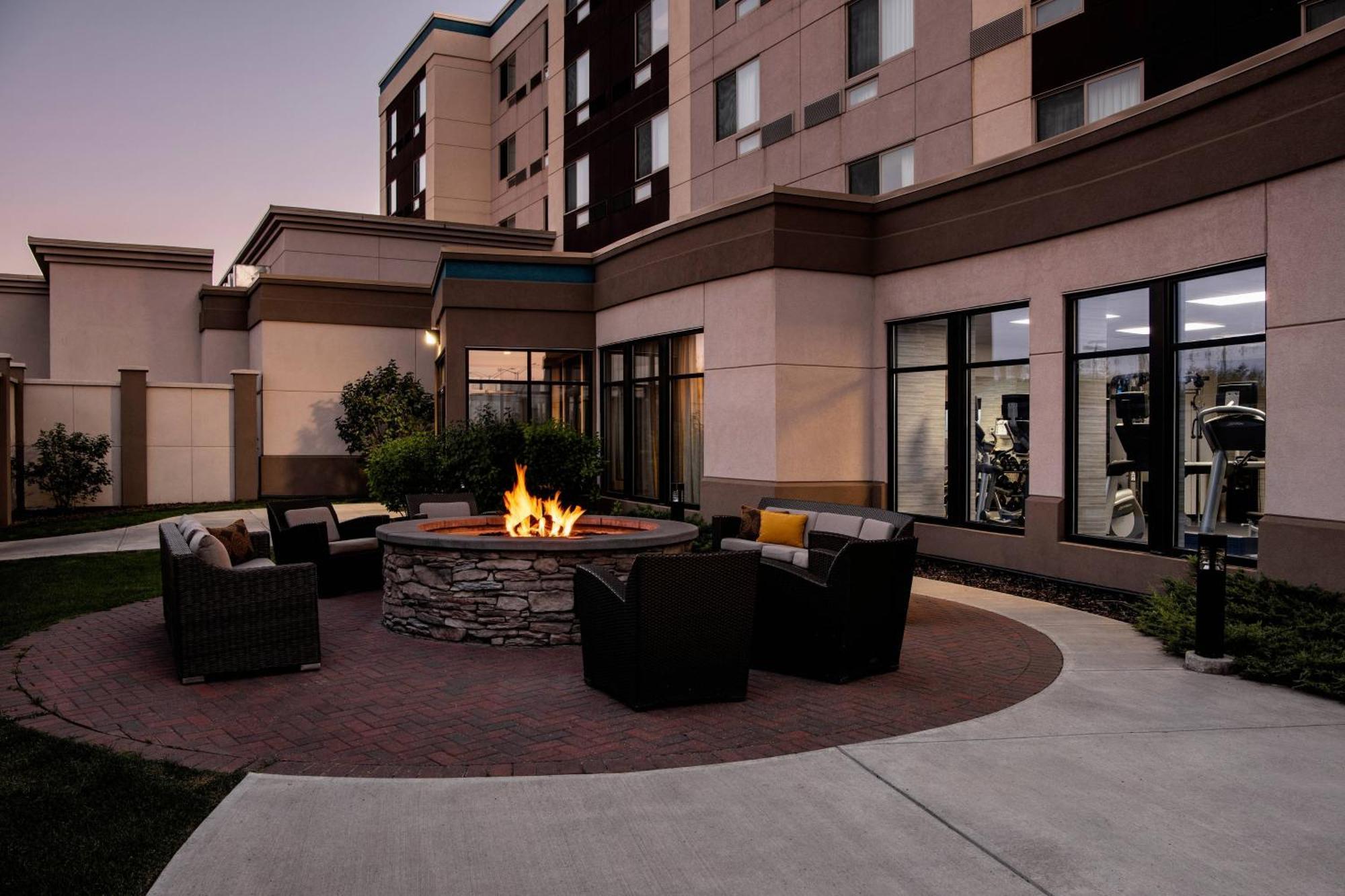 Courtyard By Marriott Edmonton West Hotel Exterior photo